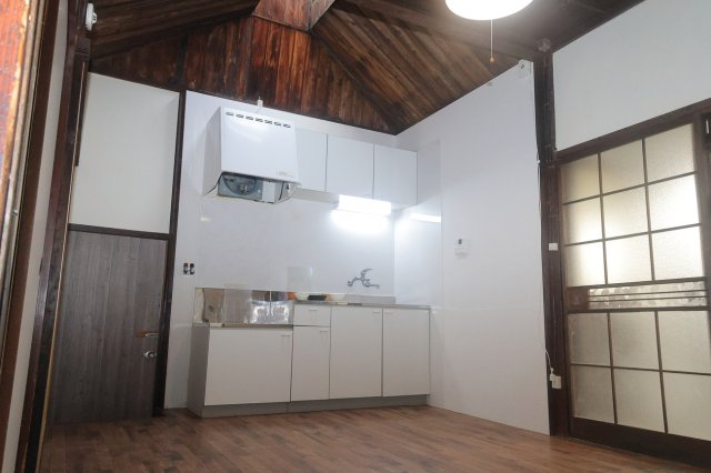 春の木洩れ日とエスプレッソの居間・リビング