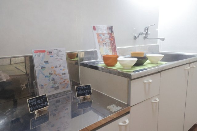 春の木洩れ日とエスプレッソのキッチン