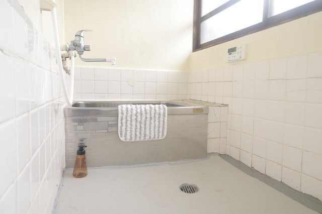 春の木洩れ日とエスプレッソの浴室