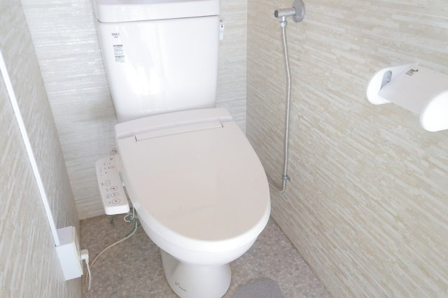 春の木洩れ日とエスプレッソのトイレ