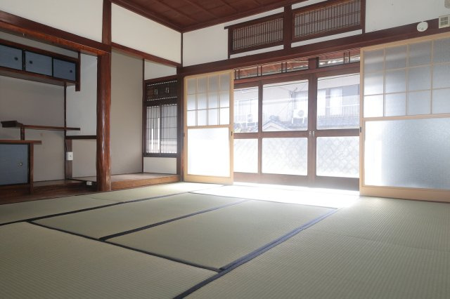 春の木洩れ日とエスプレッソの内装