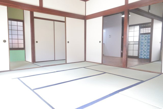 春の木洩れ日とエスプレッソの和室