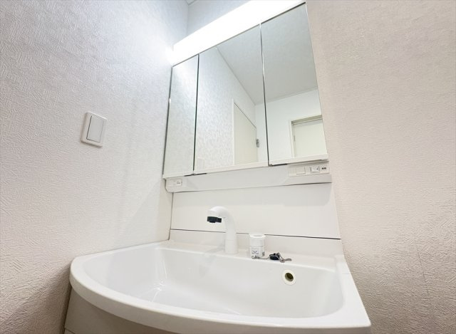 【独立洗面台】 | 朝霞市宮戸3丁目　新築一戸建住宅　全16棟　(志木本店) | 三面鏡は多角的にチェックできるのでヘアアレンジやメイクもスムーズに行えます。