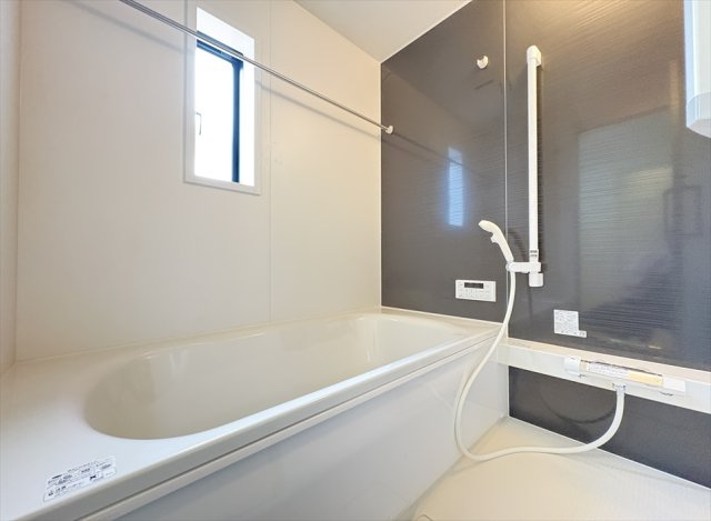 【浴室】 | 朝霞市宮戸3丁目　新築一戸建住宅　全16棟　(志木本店) | 浴室乾燥機が付いているので雨天の洗濯はもちろん、浴室内のカビの発生も防げるので衛生面も安心です。