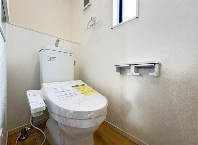 【トイレ】 | 朝霞市宮戸3丁目　新築一戸建住宅　全16棟　(志木本店) | 2階トイレ／衛生用品やトイレットペーパー、掃除グッズの保管に便利な壁面収納でスッキリしたトイレ空間を維持できます。