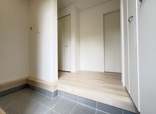 【玄関】 | 朝霞市宮戸3丁目　新築一戸建住宅　全16棟　(志木本店) | ハイトールシューズボックス完備
