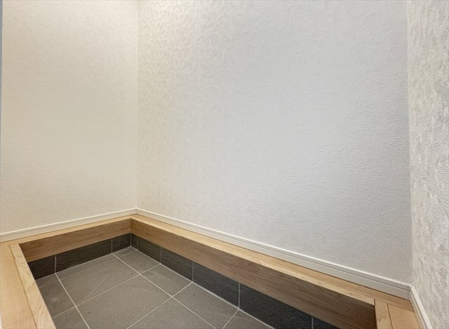 【玄関】 | 朝霞市宮戸3丁目　新築一戸建住宅　全16棟　(志木本店) | ベビーカーやアウトドア用品の保管にも便利なSIC