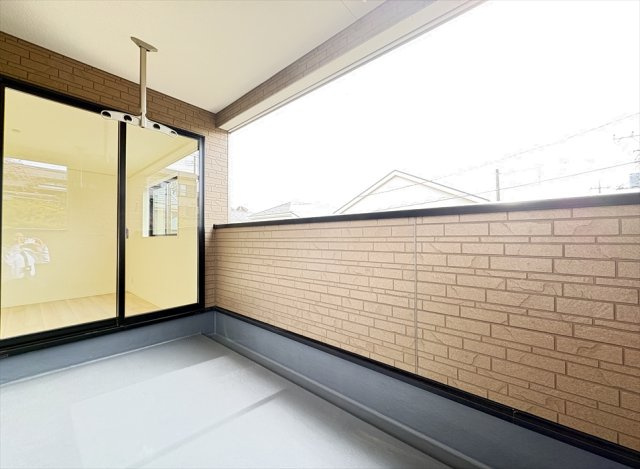 【バルコニー】 | 朝霞市宮戸3丁目　新築一戸建住宅　全16棟　(志木本店) | 2部屋から行き来できるので家事動線も良好です。
