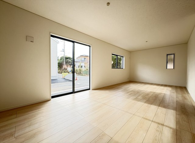 【居間・リビング】 | 朝霞市宮戸3丁目　新築一戸建住宅　全16棟　(志木本店) | リビングとダイニングが緩やかに分かれるL型のLDK。
くつろぐ場所と食事をする場所が自然と分かれるのでメリハリのある住空間となります。