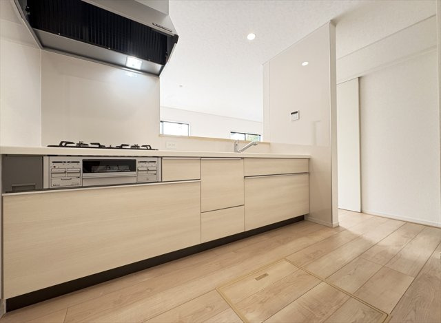 【キッチン】 | 朝霞市宮戸3丁目　新築一戸建住宅　全16棟　(志木本店) | お料理中も家族との会話が楽しめる対面キッチン。