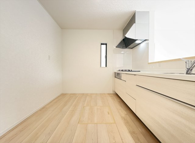 【キッチン】 | 朝霞市宮戸3丁目　新築一戸建住宅　全16棟　(志木本店) | 奥に入ってる物もサッと取り出しやすいスライド収納は奥まで一目で確認できるので調味料などの在庫管理にも便利です。