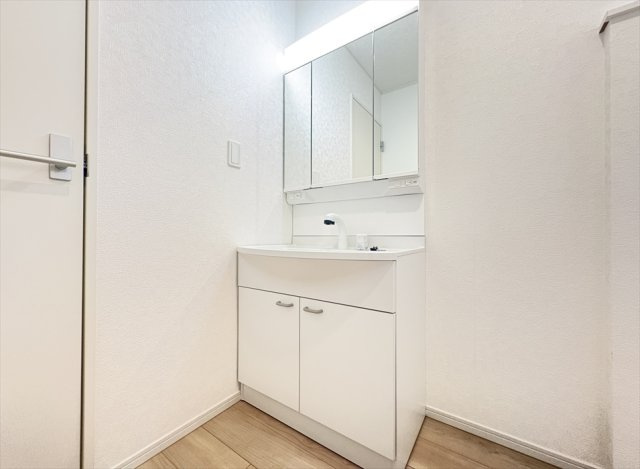 【洗面所】 | 朝霞市宮戸3丁目　新築一戸建住宅　全16棟　(志木本店) | 2ヶ所から行き来出る洗面脱衣所。三面鏡洗面化粧台は収納部分を鏡が隠してくれますので、スキンケア用品を収納出来ます。