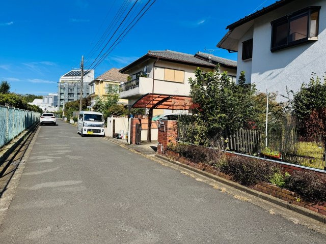八王子市　みつい台　中古戸建ての前面道路含む現地写真|～南西側5ｍ道路に面しています～