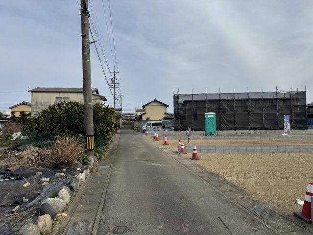 3区画分譲地　下佐波2丁目　の前面道路含む現地写真