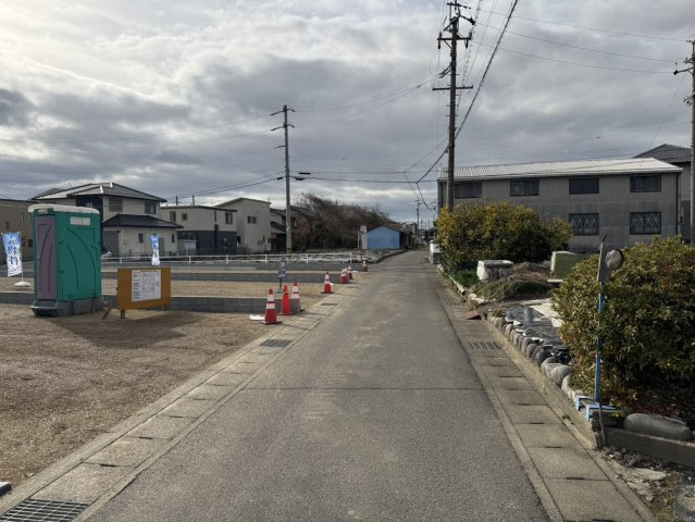 3区画分譲地　下佐波2丁目　の前面道路含む現地写真