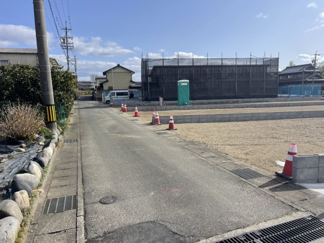 3区画分譲地　下佐波2丁目　の前面道路含む現地写真