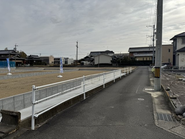 3区画分譲地　下佐波2丁目　の前面道路含む現地写真