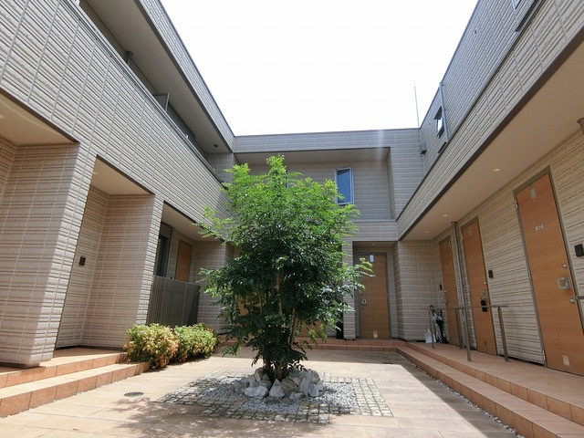 アンソレイユ浜田山のその他|中庭にシンボリックツリー