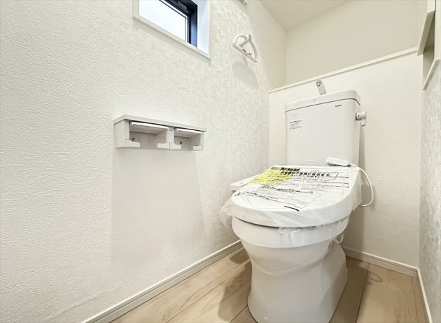 【トイレ】 | 朝霞市宮戸3丁目　新築一戸建住宅　全16棟　(志木本店) | 1階トイレ／家族を感染症から守る温水洗浄便座を完備。