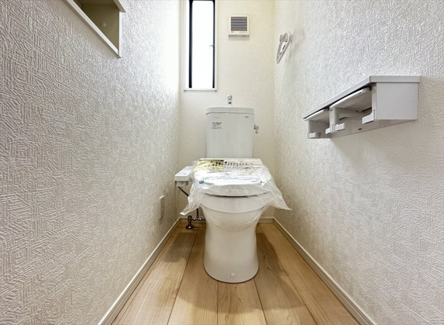 【トイレ】 | 朝霞市宮戸3丁目　新築一戸建住宅　全16棟　(志木本店) | 2階トイレ／衛生用品やトイレットペーパー、掃除グッズの保管に便利な壁面収納でスッキリしたトイレ空間を維持できます。