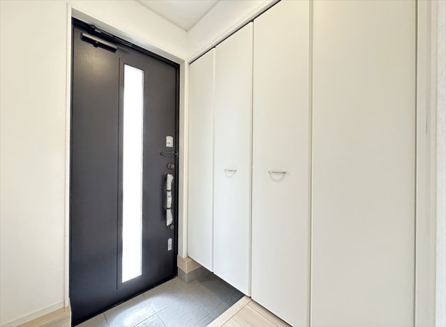 【玄関】 | 朝霞市宮戸3丁目　新築一戸建住宅　全16棟　(志木本店) | 大容量のハイトールシューズボックス完備
