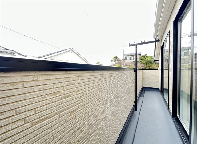【バルコニー】 | 朝霞市宮戸3丁目　新築一戸建住宅　全16棟　(志木本店) | 2部屋から行き来できるバルコニー