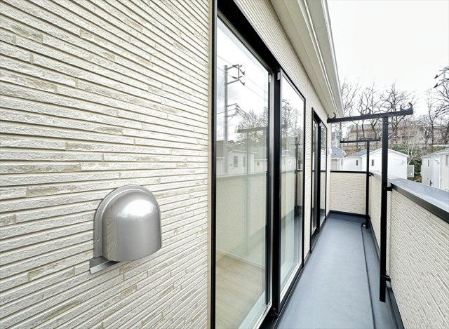 【バルコニー】 | 朝霞市宮戸3丁目　新築一戸建住宅　全16棟　(志木本店) | 静かな暮らしを好む方にもおすすめな閑静な住宅地です。