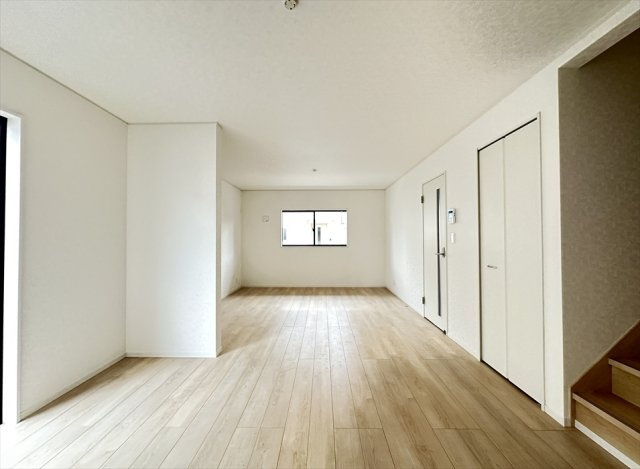 【居間・リビング】 | 朝霞市宮戸3丁目　新築一戸建住宅　全16棟　(志木本店) | 家族を近くに感じるリビングイン階段のある邸宅。