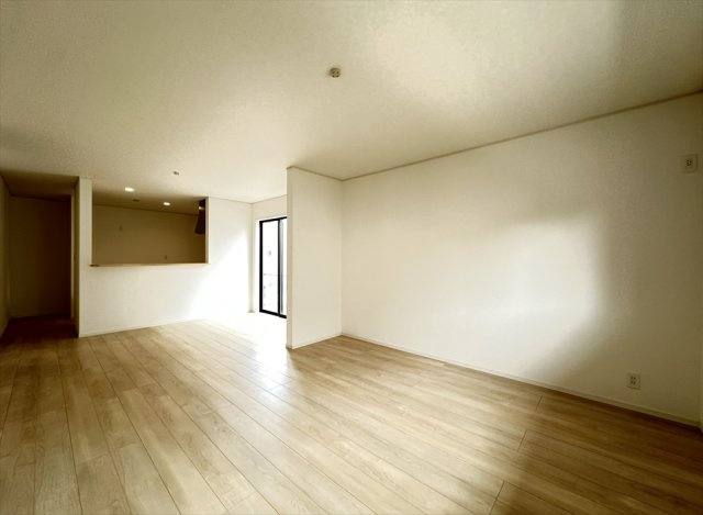 【居間・リビング】 | 朝霞市宮戸3丁目　新築一戸建住宅　全16棟　(志木本店) | 20帖の広々としたファミリー空間。
水回り集中設計で家事育児動線も良好です。