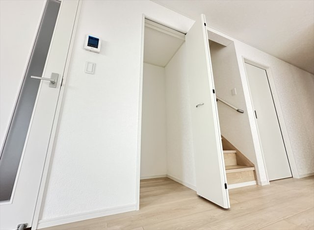 【収納】 | 朝霞市宮戸3丁目　新築一戸建住宅　全16棟　(志木本店) | ティッシュやおむつなどかさ張るものもたっぷり収納できるリビング収納はクローゼット内部に枕棚がないため、天井近くまで空間を自由に使えます。