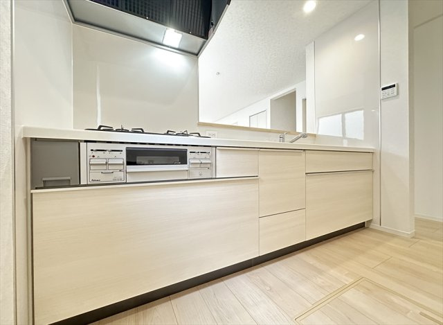 【キッチン】 | 朝霞市宮戸3丁目　新築一戸建住宅　全16棟　(志木本店) | リビング全体が見渡せる対面キッチン。家事をしてる間も家族とのコミュニケーションが取りやすく育児にも便利。