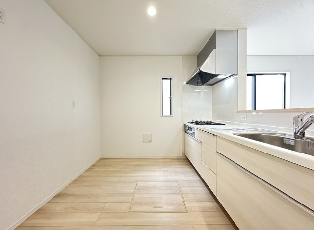 【キッチン】 | 朝霞市宮戸3丁目　新築一戸建住宅　全16棟　(志木本店) | 奥に入ってる物もサッと取り出しやすいスライド収納は奥まで一目で確認できるので調味料などの在庫管理にも便利です。