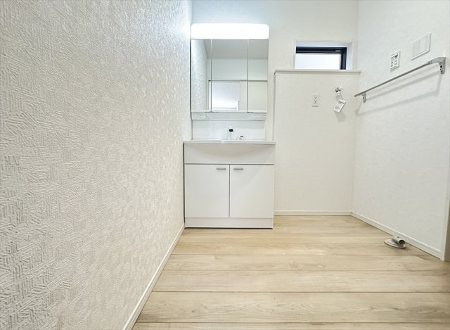 【独立洗面台】 | 朝霞市宮戸3丁目　新築一戸建住宅　全16棟　(志木本店) | 三面鏡洗面化粧台は収納部分を鏡が隠してくれますので、スキンケア用品を収納出来ます。三面鏡は多角的にチェックできるのでヘアアレンジやメイクもスムーズに行えます。