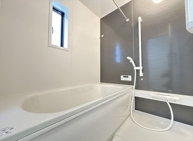 【浴室】 | 朝霞市宮戸3丁目　新築一戸建住宅　全16棟　(志木本店) | 浴室乾燥機が付いているので雨天の洗濯はもちろん、浴室内のカビの発生も防げるので衛生面も安心です。