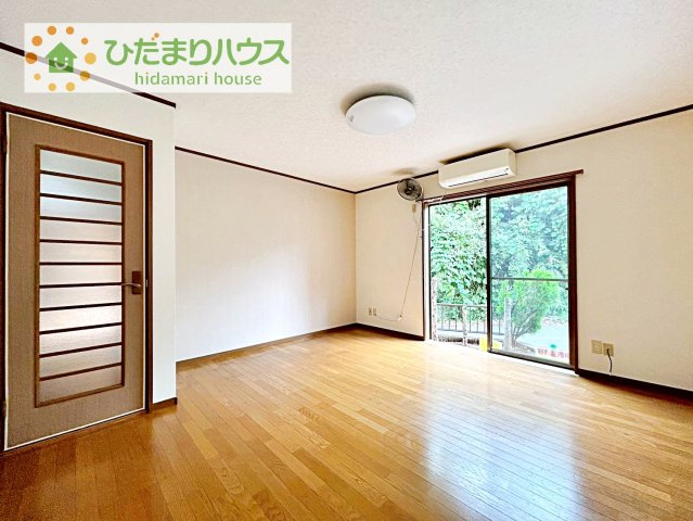 【居間・リビング】 | 我孫子市つくし野1丁目　中古戸建 | 南に面した大きな窓から差し込む光で日中は電気いらず♪