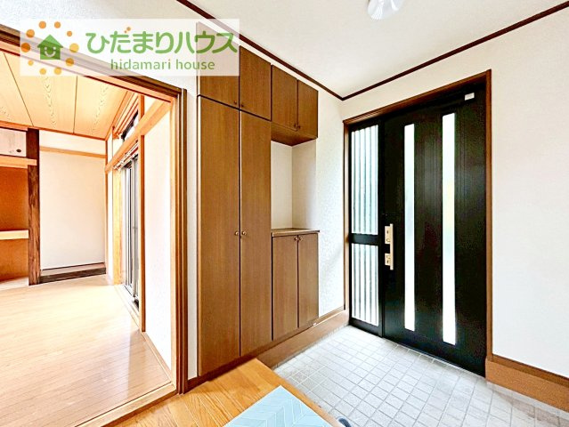 【玄関】 | 我孫子市つくし野1丁目　中古戸建 | 玄関が広いので親子で並んで仲良く靴が履けますね(^^)/