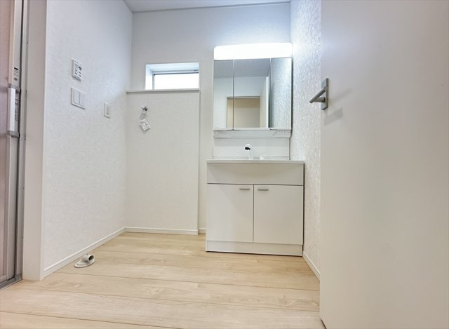 【独立洗面台】 | 朝霞市宮戸3丁目　新築一戸建住宅　全16棟　(志木本店) | 三面鏡は多角的にチェックできるのでヘアアレンジやメイクもスムーズに行えます。
鏡の裏が収納になっているのでスキンケア用品もまとめて保管できます。