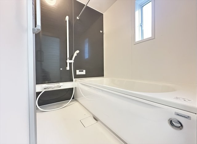 【浴室】 | 朝霞市宮戸3丁目　新築一戸建住宅　全16棟　(志木本店) | 浴室乾燥機が付いているので雨天の洗濯はもちろん、浴室内のカビの発生も防げるので衛生面も安心です。