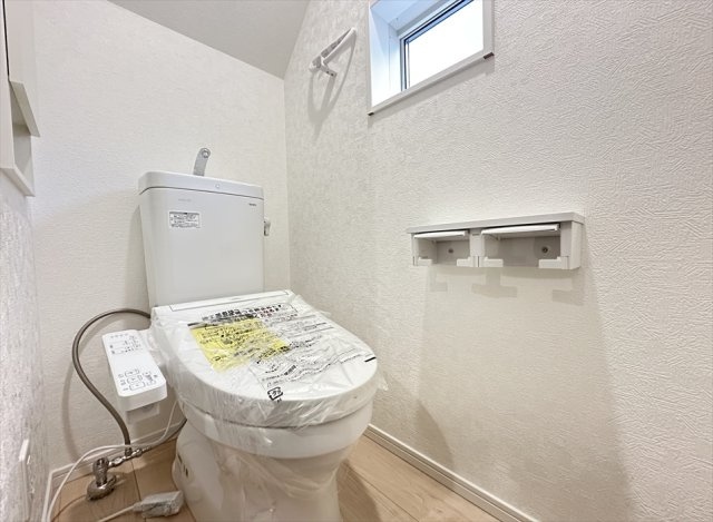 【トイレ】 | 朝霞市宮戸3丁目　新築一戸建住宅　全16棟　(志木本店) | 1階トイレ／家族を感染症から守る温水洗浄便座を完備。