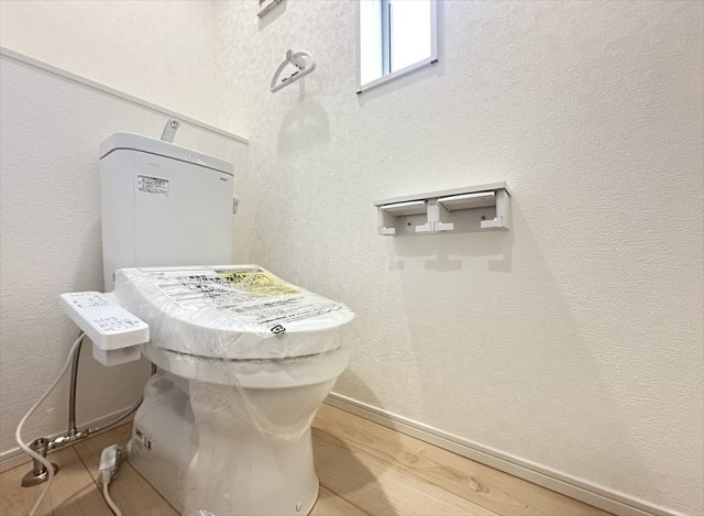 【トイレ】 | 朝霞市宮戸3丁目　新築一戸建住宅　全16棟　(志木本店) | 2階トイレ／衛生用品やトイレットペーパー、掃除グッズの保管に便利な壁面収納でスッキリしたトイレ空間を維持できます。