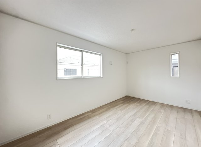 【洋室】 | 朝霞市宮戸3丁目　新築一戸建住宅　全16棟　(志木本店) | 洋室8帖／家具の配置の邪魔にならない腰高窓でお部屋のレイアウトも自由が利きます。