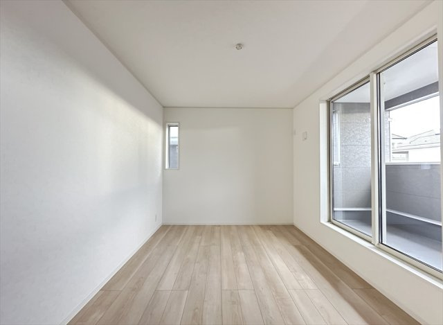 【洋室】 | 朝霞市宮戸3丁目　新築一戸建住宅　全16棟　(志木本店) | 洋室6.5帖／バルコニーに面しているので外からの視線を気にせずのびのびお過ごしいただけます。