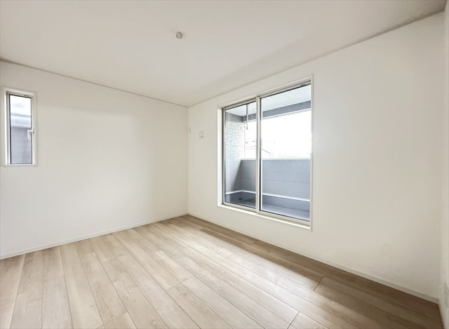 【洋室】 | 朝霞市宮戸3丁目　新築一戸建住宅　全16棟　(志木本店) | 洋室6.5帖／2面窓で通風も良好。