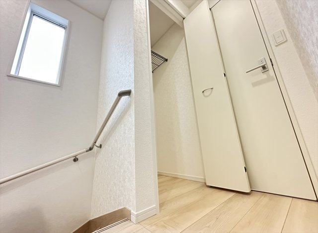 【収納】 | 朝霞市宮戸3丁目　新築一戸建住宅　全16棟　(志木本店) | アウトドア用品や季節家電などもまとめて保管できる2階ホール収納