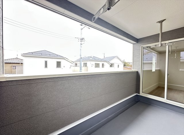 【バルコニー】 | 朝霞市宮戸3丁目　新築一戸建住宅　全16棟　(志木本店) | 2部屋から行き来できるので家事動線も良好です。