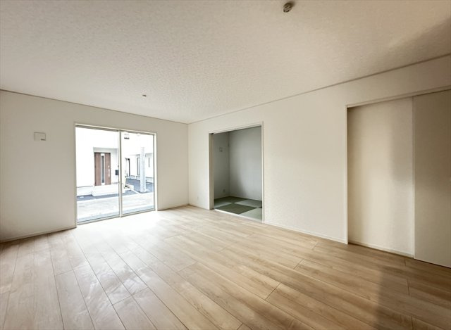 【居間・リビング】 | 朝霞市宮戸3丁目　新築一戸建住宅　全16棟　(志木本店) | 独立型のLDKはリビングの音や声が2階に響きにくいのでテレワークやお子様の勉強も捗ります。