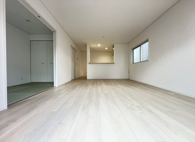 【居間・リビング】 | 朝霞市宮戸3丁目　新築一戸建住宅　全16棟　(志木本店) | 続き間の和室を開放することで20帖の大空間になります。