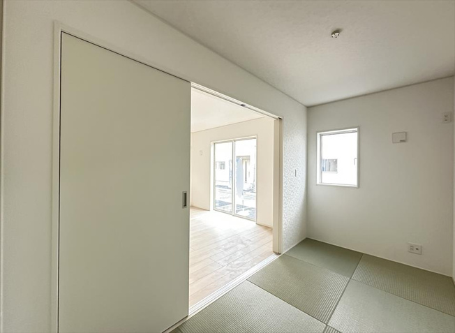 【和室】 | 朝霞市宮戸3丁目　新築一戸建住宅　全16棟　(志木本店) | 足を伸ばしてゆっくりできる和室はベビールームとしても便利です。