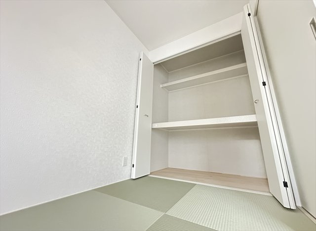 【収納】 | 朝霞市宮戸3丁目　新築一戸建住宅　全16棟　(志木本店) | ティッシュやおむつなどかさ張るものもたっぷり収納できる収納は物を分けて収納できる棚付きです。