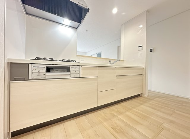 【キッチン】 | 朝霞市宮戸3丁目　新築一戸建住宅　全16棟　(志木本店) | お料理をしながら会話もお楽しみいただける対面キッチンは家族とのコミュニケーションも取りやすく子育てにも便利。